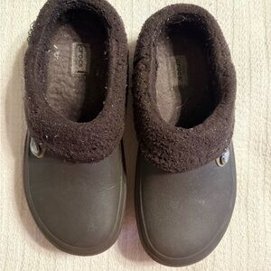 Crocs Women’s 8 / Men’s 6 Brown fuzzy-lined Clogs